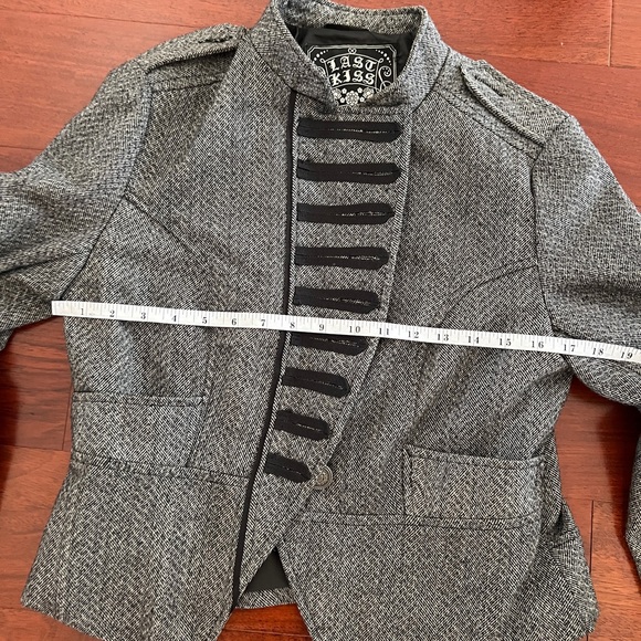 Fitted jacket sergeant pepper style tweed vibes with gorgeous button detail - Picture 15 of 17